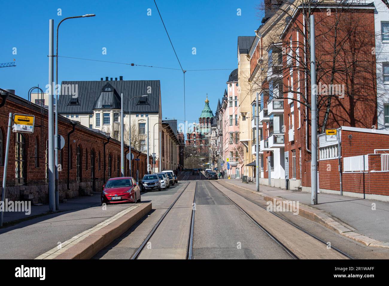 Blick auf die Kruunuvuorenkatu-Straße an einem sonnigen Frühlingstag im Stadtteil Katajanokka in Helsinki, Finnland Stockfoto