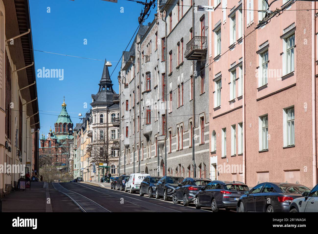 Blick auf die Straße Kruunuvuorenkatu mit Wohngebäuden im Jugendstil im Stadtteil Katajanokka in Helsinki, Finnland Stockfoto