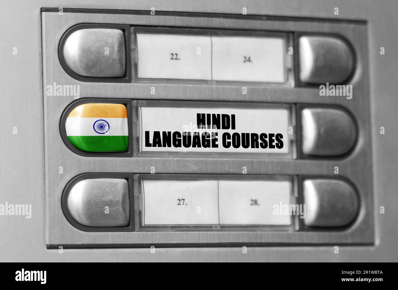 Auf der Sprechanlage befindet sich ein Knopf mit der indischen Flagge und der Inschrift - Hindi Kurse. Stockfoto