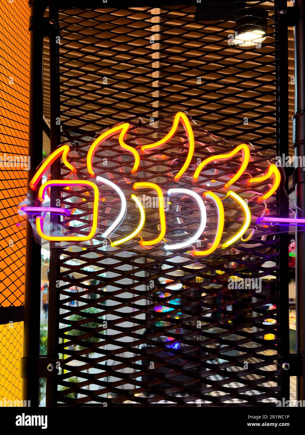 Beleuchteter Grill. Bunte Sammlung von Symbolen oder Schildern mit farbenfrohem Neonlicht für Café, Restaurant, Motel, Cocktailbar Stockfoto