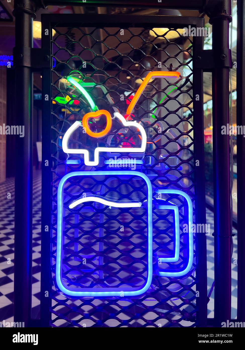 Beleuchtete Saftbar. Bunte Sammlung von Symbolen oder Schildern mit farbenfrohem Neonlicht für Cafés, Restaurants, Motels oder Cocktails Stockfoto