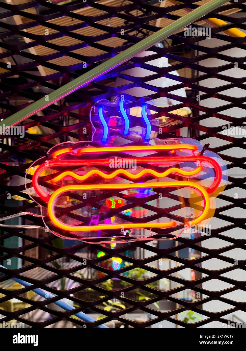 Beleuchteter Hot Dog. Bunte Sammlung von Symbolen oder Schildern mit farbenfrohem Neonlicht für Cafés, Restaurants, Motels oder Cocktailbars. Stockfoto