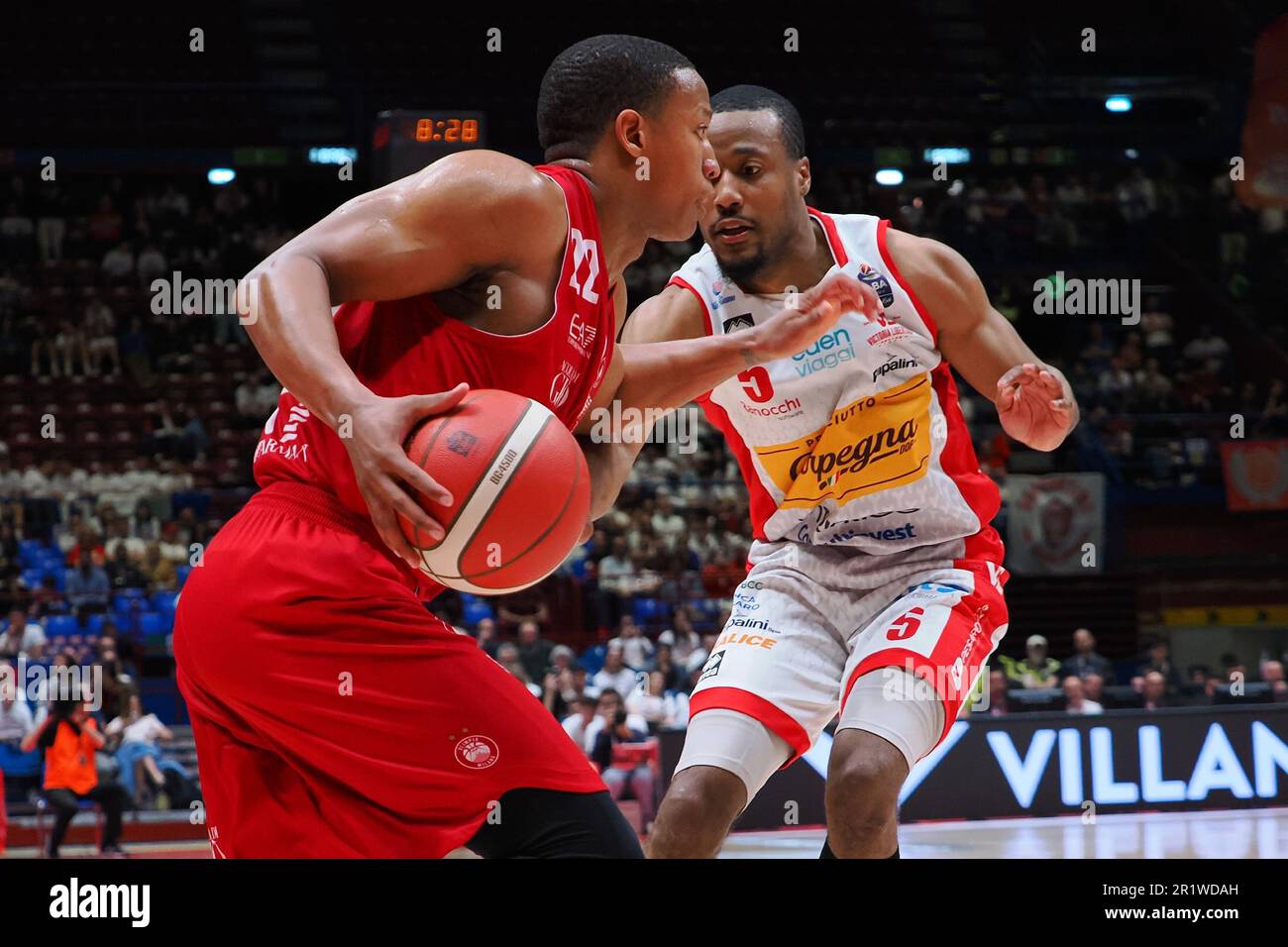 Mediolanum Forum, Assago (MI), Italien, 15. Mai 2023, A2S vereitelt von Muhammad-Ali Abdur-Rahkman (Carpegna Prosciutto Pesaro) während Playoff - EA7 Emporio Armani Milano vs Carpegna Prosciutto Pesaro - Italienische Basketballserie A Championship Credit: Live Media Publishing Group/Alamy Live News Stockfoto