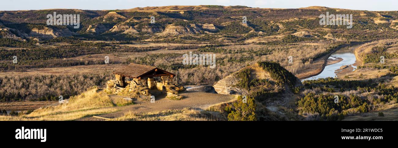 Das CCC-Schutzgebiet am River Bend mit Blick auf den Little Missouri River in der North Unit des Theodore Roosevelt National Park in North Dakota. Stockfoto