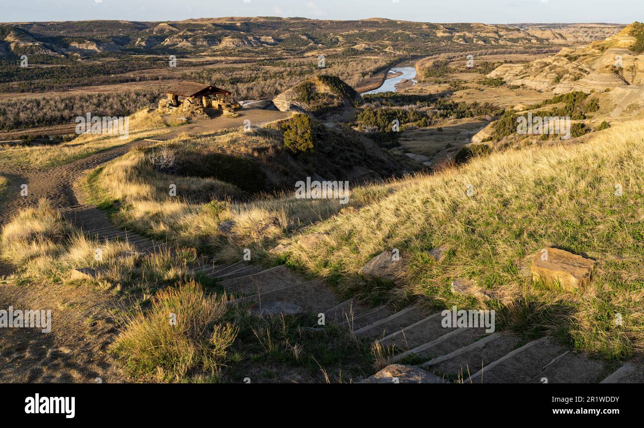 Das CCC-Schutzgebiet am River Bend mit Blick auf den Little Missouri River in der North Unit des Theodore Roosevelt National Park in North Dakota. Stockfoto