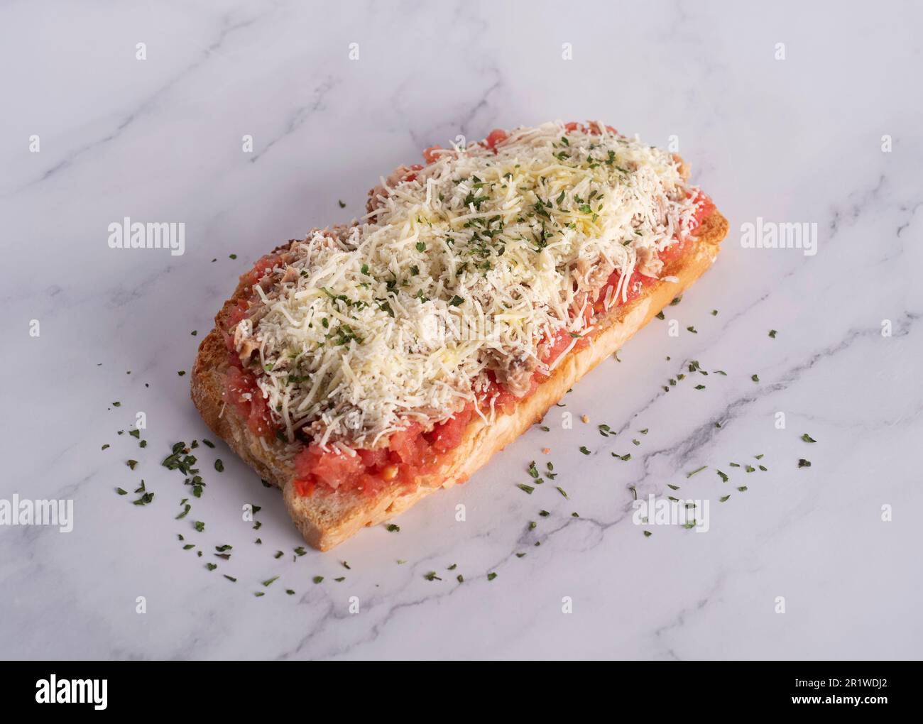 Köstliches Toastaufstrich mit Tomaten, geriebenem Käse und Thunfischstücken Stockfoto