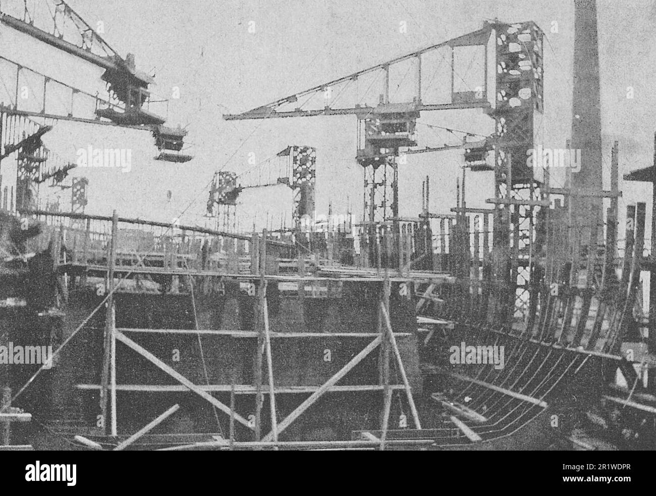 Der Bau des ersten russischen Dreadnought "Petropavlovsk" in der baltischen Werft. Foto von 1911. Stockfoto