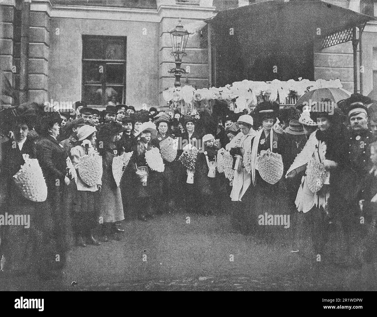 Der Ausgang von Blumenverkäufern am Tag der Weißen Blume in St. Petersburg 1911. Stockfoto