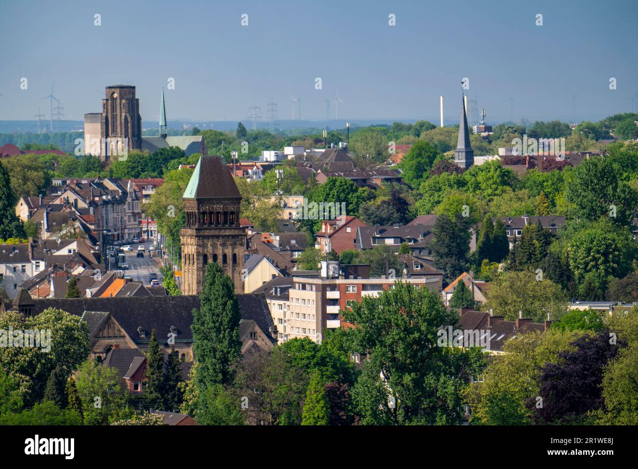 Blick über Gelsenkirchen, Richtung Norden, Bezirk Buer, Horster Straße, vor der Ludgerus Kirche, im hinteren Teil der Sankt Urbanus Kirche, Stockfoto