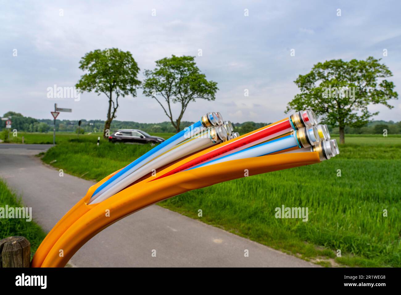 Glasfaserkabel, frisch verlegt auf einem Feldweg, an einer Pferdekoppe, warten auf weitere Erweiterung, Bereitstellung von schnellem Internet in ländlichen Gebieten, Mülh Stockfoto