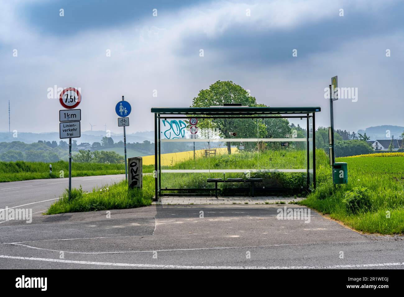 Bushaltestelle auf dem Land, Nierenhofer Straße bei Velbert Nierenhof, NRW, Deutschland, Stockfoto