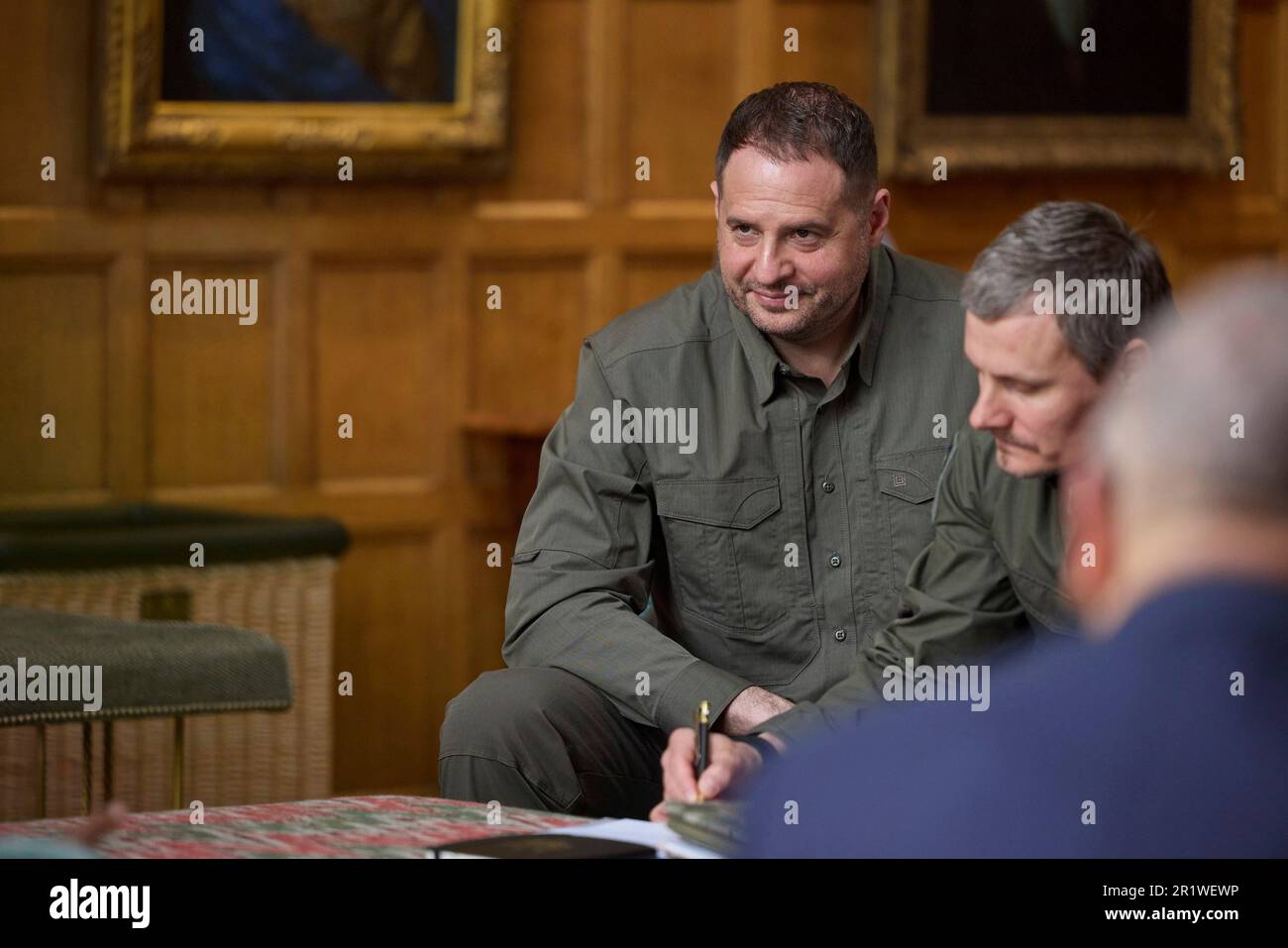 Ellesborough, Vereinigtes Königreich. 15. Mai 2023. Ukrainischer Stabschef Andriy Yermak, links, und nationaler Sicherheitsberater Roman V. Mashovet, rechts, nehmen an bilateralen Treffen zwischen dem britischen Premierminister Rishi Sunak und dem ukrainischen Präsidenten Volodymyr Zelenskyy in Chequers, dem offiziellen Landesanwesen des Premierministers, am 15. Mai 2023 in Ellesborough, England Teil. Kredit: Pool Photo/Pressestelle Des Ukrainischen Präsidenten/Alamy Live News Stockfoto