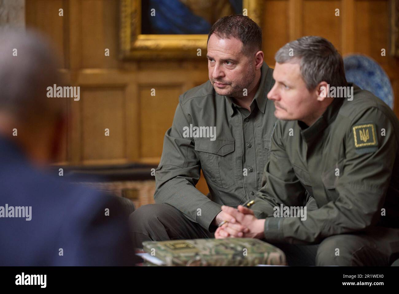 Ellesborough, Vereinigtes Königreich. 15. Mai 2023. Ukrainischer Stabschef Andriy Yermak, links, und nationaler Sicherheitsberater Roman V. Mashovet, rechts, nehmen an bilateralen Treffen zwischen dem britischen Premierminister Rishi Sunak und dem ukrainischen Präsidenten Volodymyr Zelenskyy in Chequers, dem offiziellen Landesanwesen des Premierministers, am 15. Mai 2023 in Ellesborough, England Teil. Kredit: Pool Photo/Pressestelle Des Ukrainischen Präsidenten/Alamy Live News Stockfoto