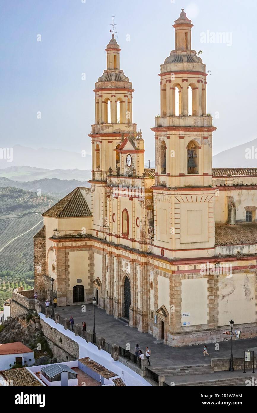 Die Kirche Unsere Lieben Frau der Inkarnation dominiert die Stadt Pueblo Blanco in Olvera, Spanien. Die Pfarrkirche wurde 1822 erbaut, aber das Dorf stammt aus dem 3. Jahrhundert v. Chr Stockfoto