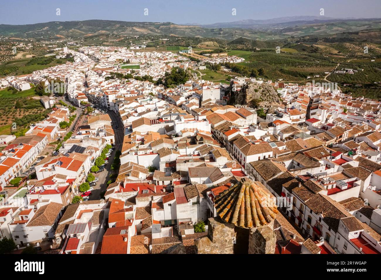 Häuser im alten Stadtzentrum, bekannt als La Villa District, von der Burg Olvera über der Pueblo Blanco Stadt Olvera, Spanien aus gesehen. Das Schloss wurde im 12. Jahrhundert von arabischen Herrschern erbaut, aber das Dorf stammt aus dem 3. Jahrhundert v. Chr Stockfoto