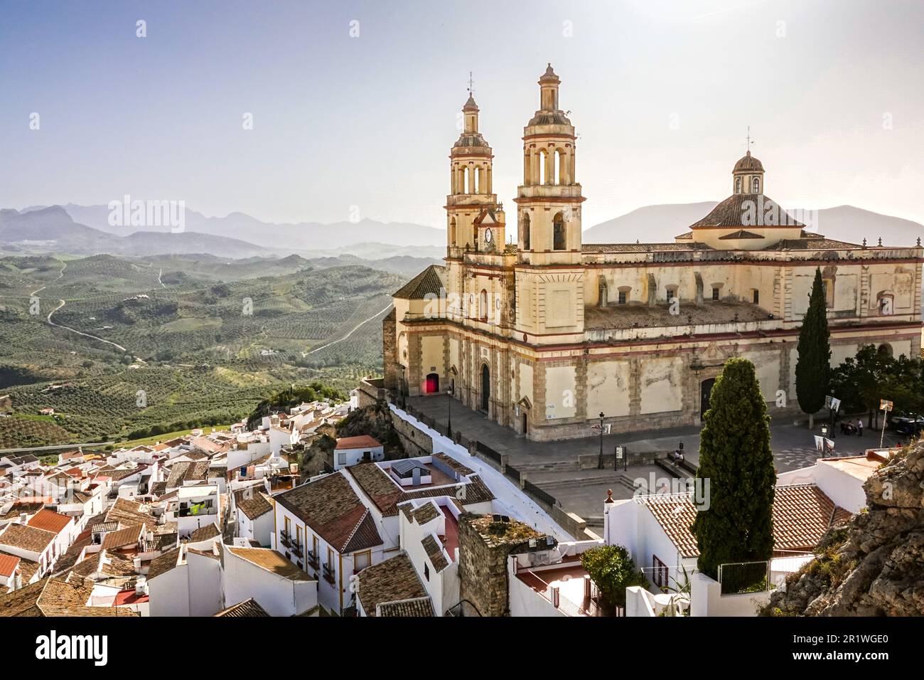 Die Marionette der Inkarnation Kirche, umgeben von Olivenhainen und dominiert die Stadt Pueblo Blanco in Olvera, Spanien. Die Pfarrkirche wurde 1822 erbaut, aber das Dorf stammt aus dem 3. Jahrhundert v. Chr Stockfoto