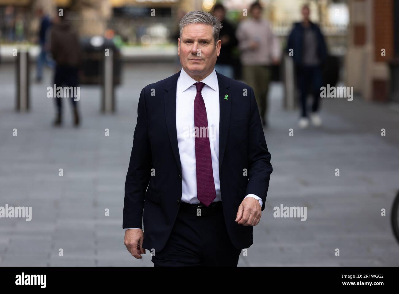 London, Großbritannien. 15. Mai 2023. Der Vorsitzende der Labour Party, Keir Starmer, verlässt die Global Radio Studios in London, nachdem er sein Telefon in der Sitzung „Call Keir“ moderiert hat. Starmer erwägt, Millionen von niedergelassenen EU-Bürgern und 16-18-Jährigen das Wahlrecht bei allgemeinen Wahlen zu gewähren, wenn Labour die Macht gewinnt. (Foto: Tejas Sandhu/SOPA Images/Sipa USA) Guthaben: SIPA USA/Alamy Live News Stockfoto