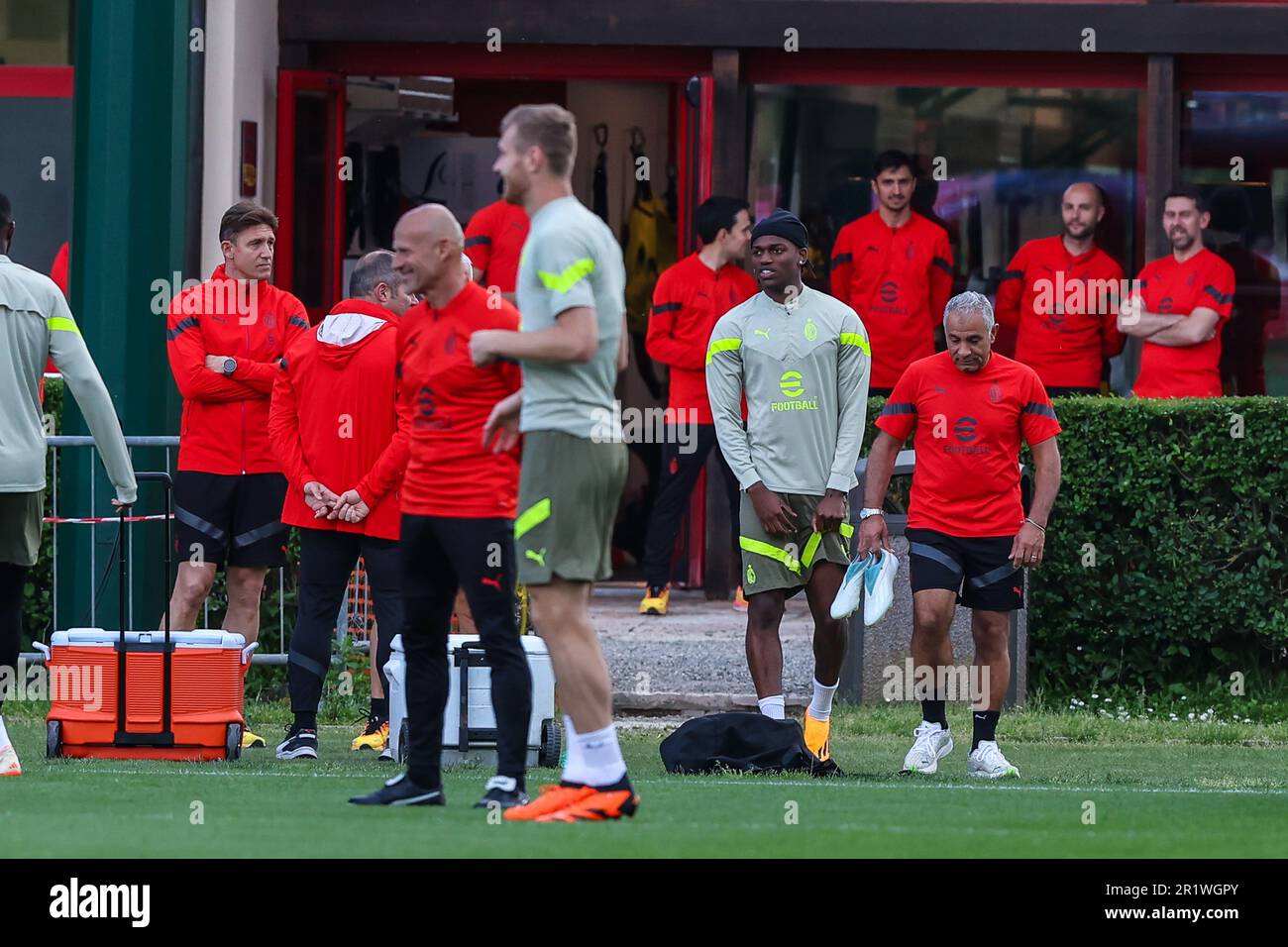 Mailand, Italien. 15. Mai 2023. Rafael Leao vom AC Mailand blickt während des AC Mailand Trainings im Milanello Sports Center vor dem Halbfinale der UEFA Champions League auf der zweiten Etappe gegen den FC Internazionale im San Siro Stadium in Mailand auf. Kredit: SOPA Images Limited/Alamy Live News Stockfoto