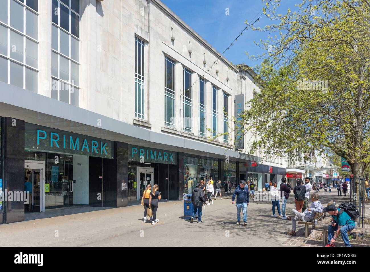 Eintritt zum Primark Department Store, Commercial Road, Portsmouth, Hampshire, England, Vereinigtes Königreich Stockfoto