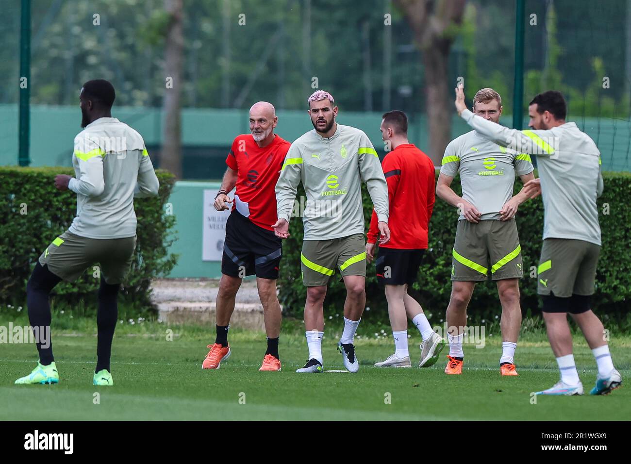 Mailand, Italien. 15. Mai 2023. Theo Hernandez vom AC Mailand (L) und Theo Hernandez vom AC Mailand (R) blicken auf das AC Mailand Training im Milanello Sports Center vor ihrem Halbfinale der UEFA Champions League auf der zweiten Etappe gegen den FC Internazionale im San Siro Stadium in Mailand. Kredit: SOPA Images Limited/Alamy Live News Stockfoto