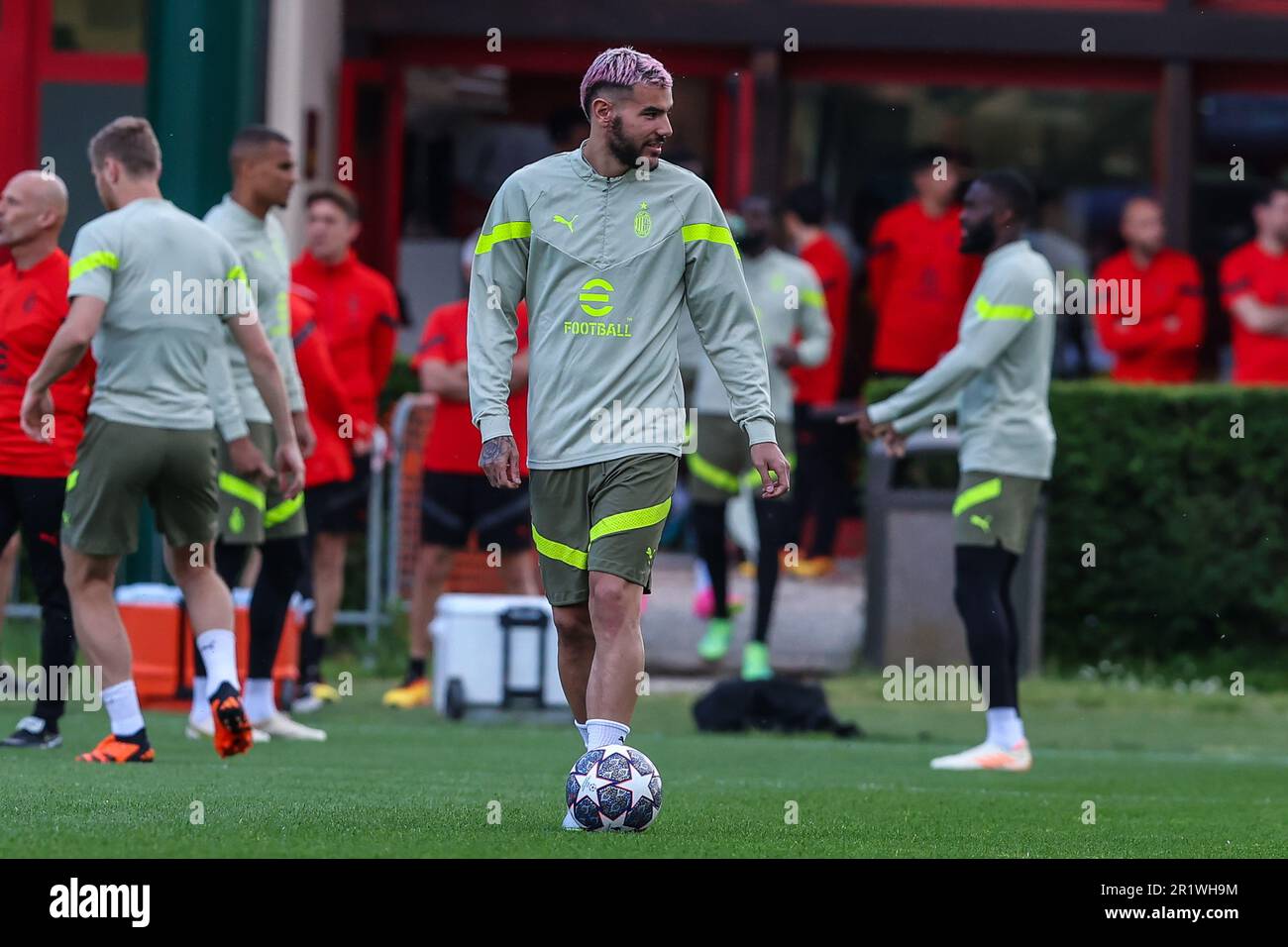 Mailand, Italien. 15. Mai 2023. Theo Hernandez vom AC Mailand blickt auf das AC Mailand Training im Milanello Sports Center vor dem Halbfinale der UEFA Champions League auf der zweiten Etappe des FC Internazionale im San Siro Stadium in Mailand. (Foto: Fabrizio Carabelli/SOPA Images/Sipa USA) Guthaben: SIPA USA/Alamy Live News Stockfoto