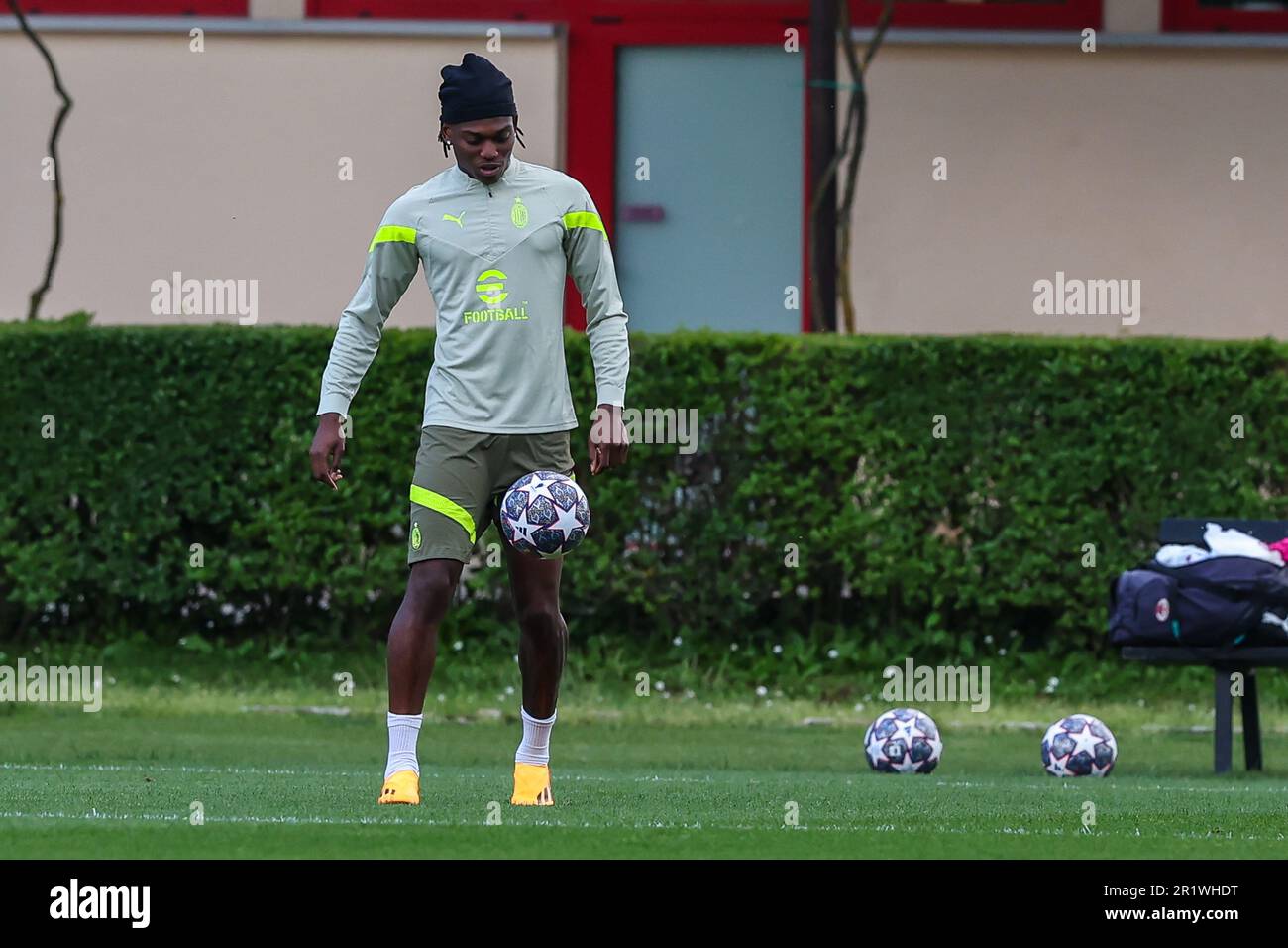 Mailand, Italien. 15. Mai 2023. Rafael Leao vom AC Mailand wärmt sich während des AC Mailand Trainings im Milanello Sports Center vor dem Halbfinalspiel der UEFA Champions League auf der zweiten Etappe gegen den FC Internazionale im San Siro Stadium, Mailand, am 15. Mai 2023 auf – Photo FCI/Fabrizio Carabelli (Foto: FCI/Fabrizio Carabelli © All /Sipa USA) Guthaben: SIPA USA/Alamy Live News Stockfoto