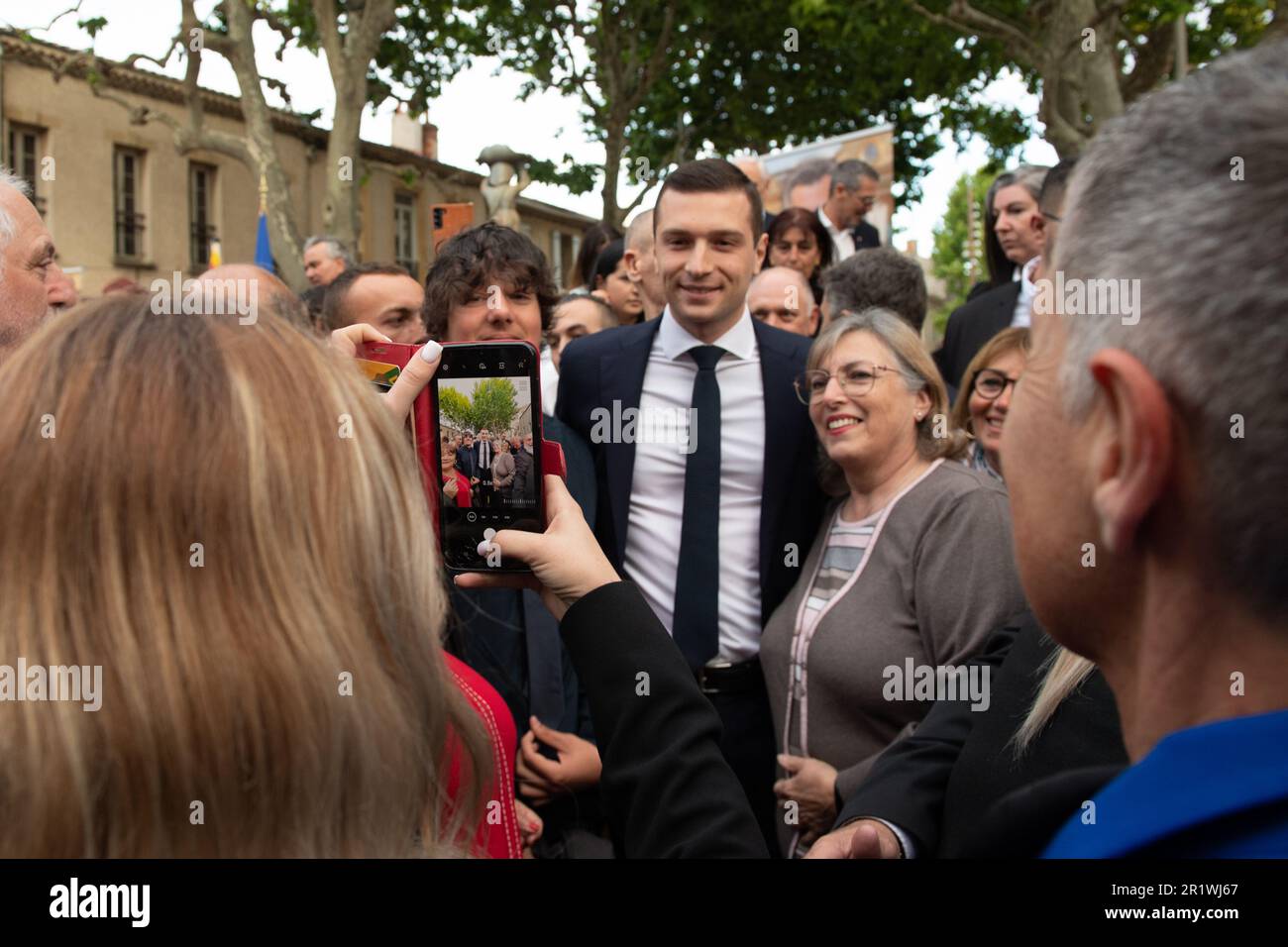 Marignane, Frankreich. 12. Mai 2023. Jordan Bardella, Präsident der Nationalversammlung, wird mit seinen Anhängern gesehen. Der französische Politiker und Präsident der Nationalpartei Rassamblement Jordan Bardella eröffnet das Amt des 2022 in Marignane, Frankreich, gewählten Stellvertreters seiner Partei Franck Allisio. (Foto: Laurent Coust/SOPA Images/Sipa USA) Guthaben: SIPA USA/Alamy Live News Stockfoto