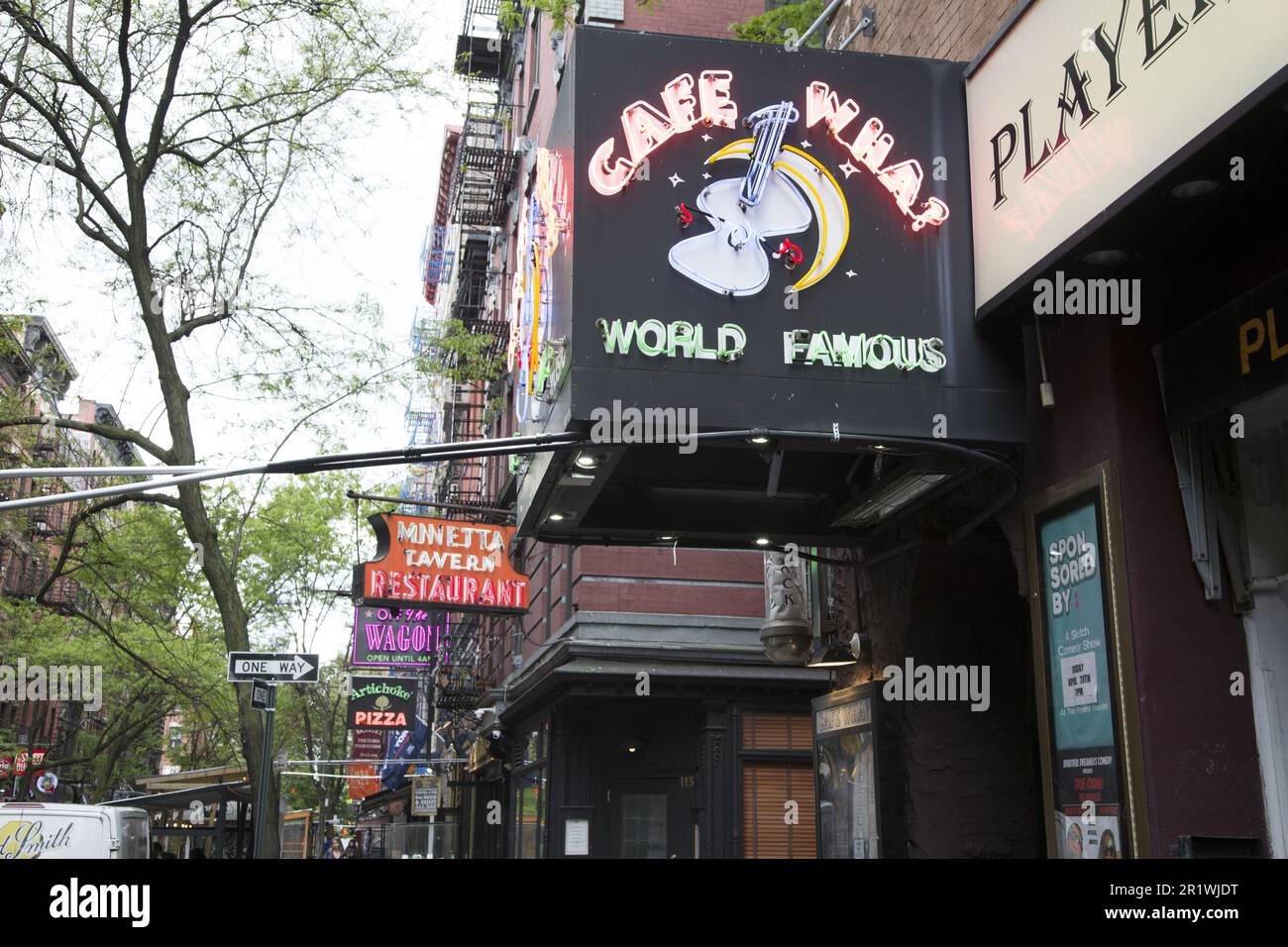 Das weltberühmte Cafe Wha und andere Einrichtungen entlang der MacDougal Street in Greenwich Village, New York City. Stockfoto
