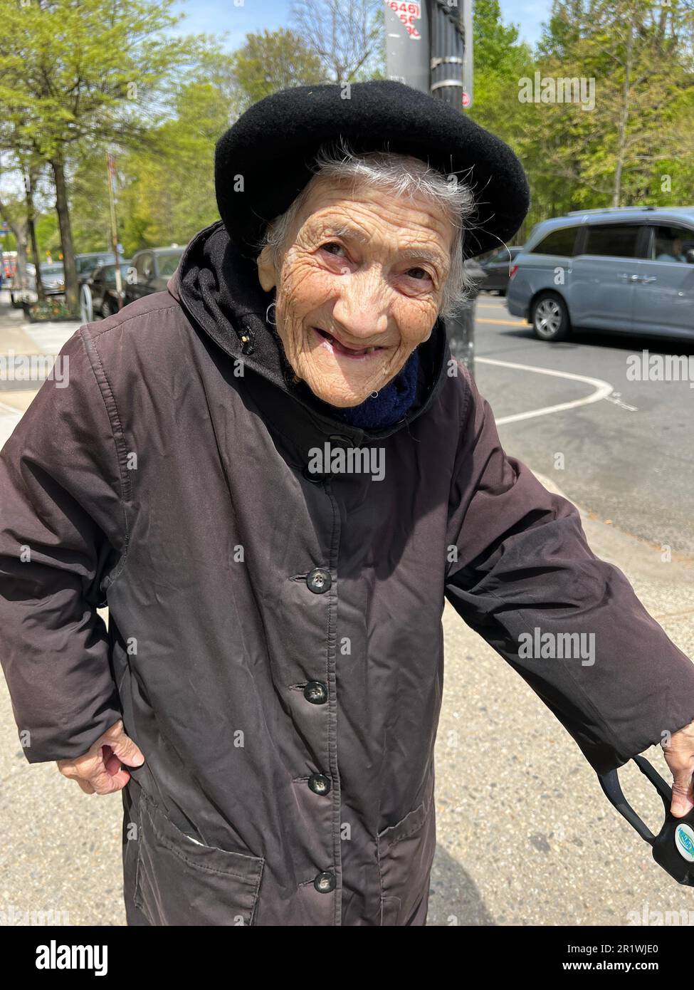 Porträt einer unabhängigen Frau in den 90ern auf der Straße in Brooklyn, New York. Stockfoto