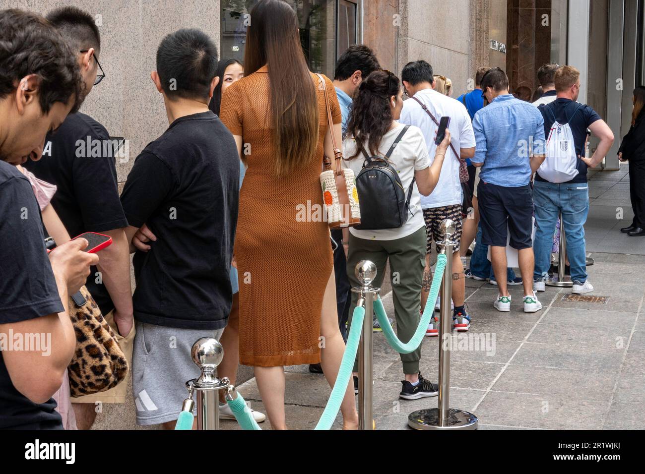 Lange Schlangen, außerhalb des neu gestalteten Tiffany and Company, Flagship Store an der 5. Avenue, 2023, New York City, USA Stockfoto