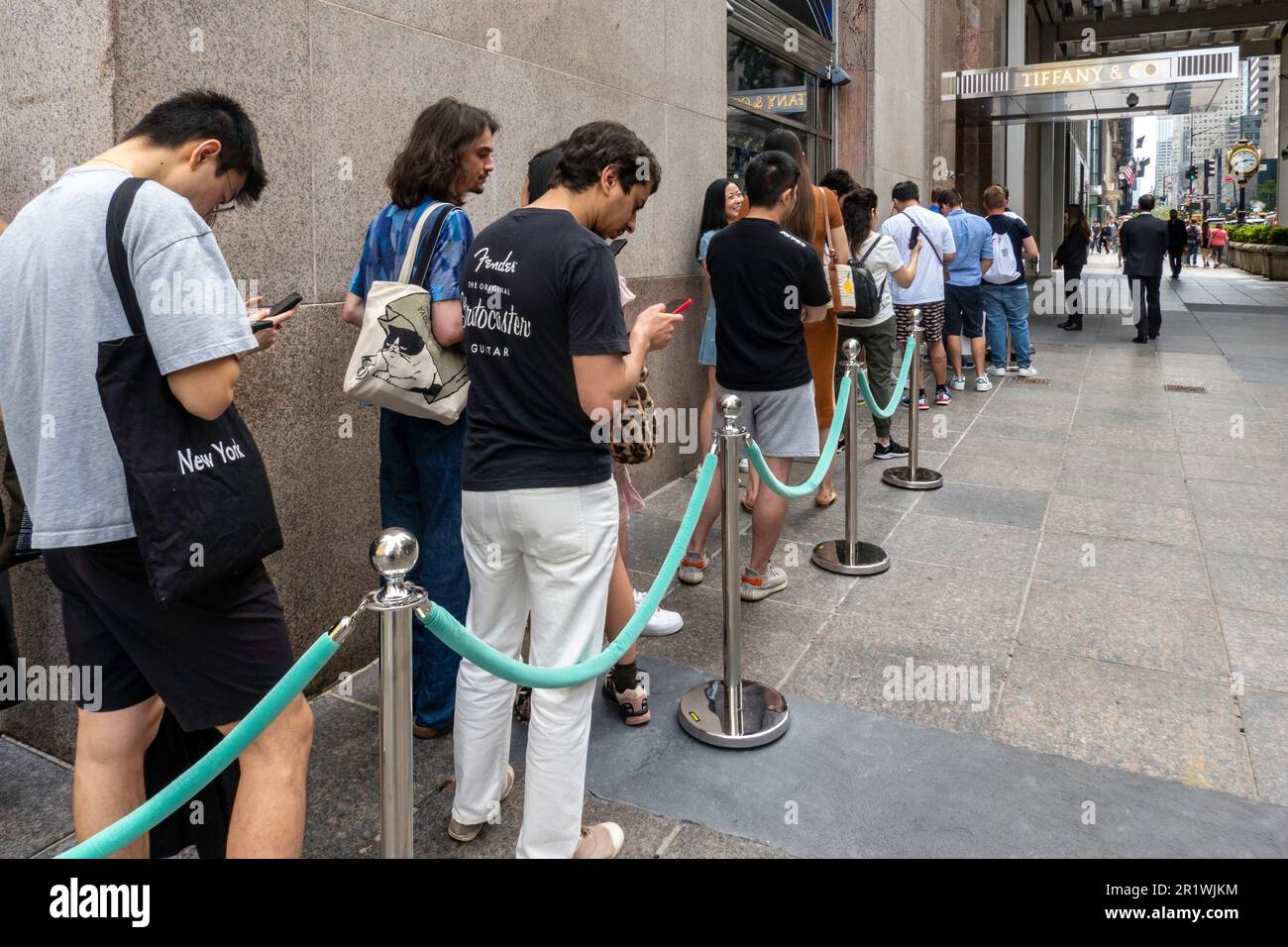 Lange Schlangen, außerhalb des neu gestalteten Tiffany and Company, Flagship Store an der 5. Avenue, 2023, New York City, USA Stockfoto