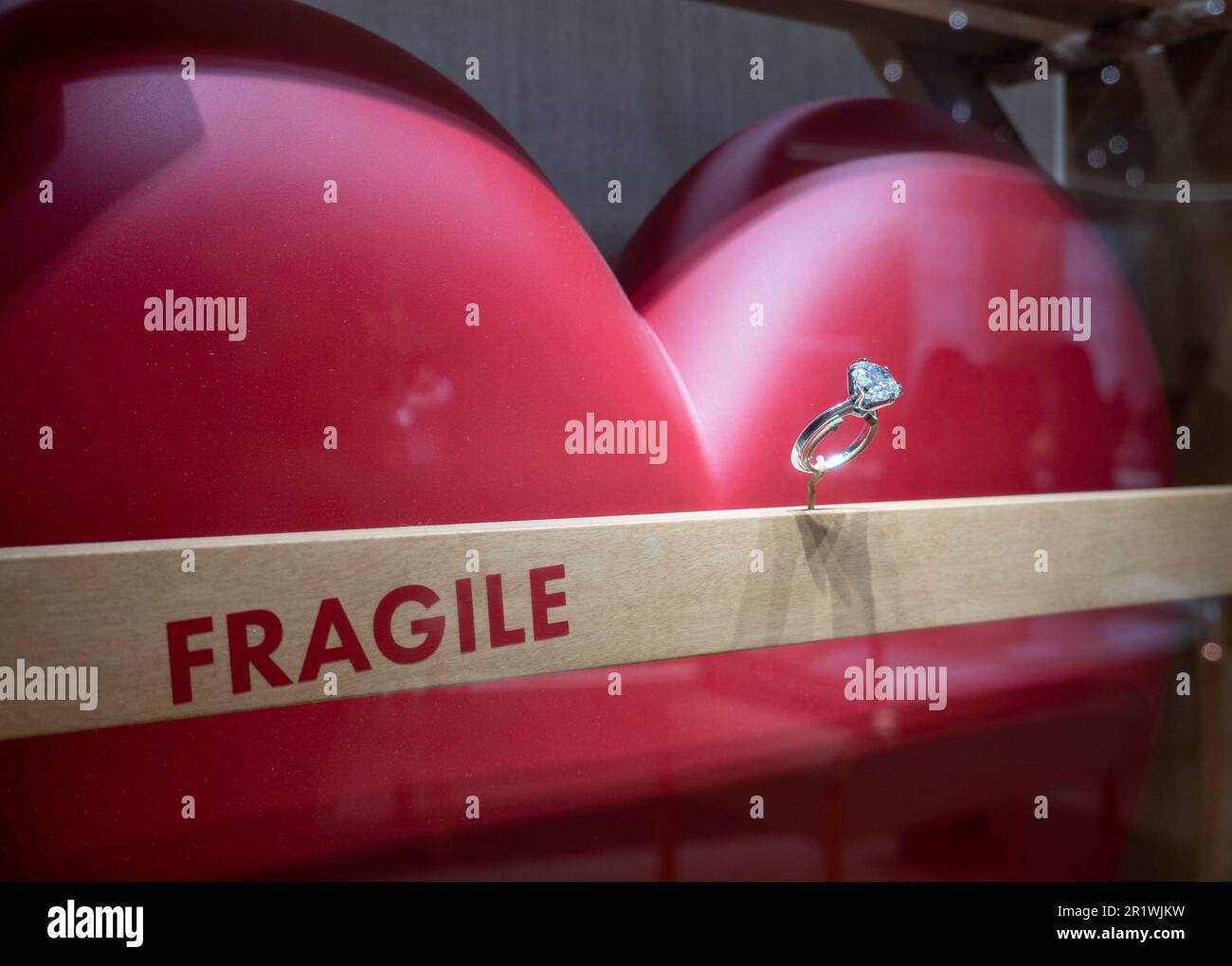 Der Tiffany & Co. Flagship-Juwelierladen in der Fifth Avenue eröffnete im April 2023 in New York City, USA, seinen neu gestalteten Bereich neu Stockfoto