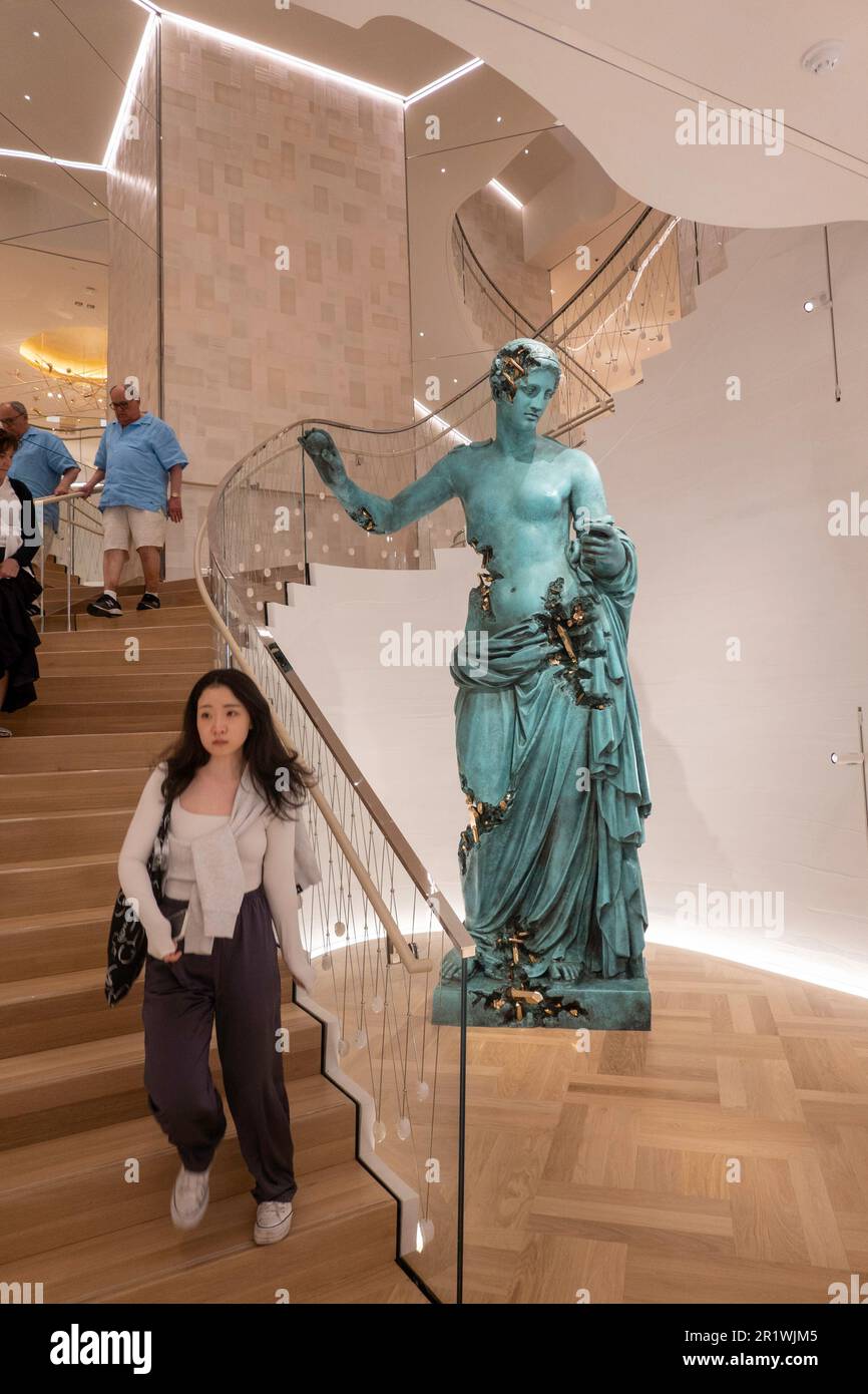Der Tiffany & Co. Flagship-Juwelierladen in der Fifth Avenue eröffnete im April 2023 in New York City, USA, seinen neu gestalteten Bereich neu Stockfoto