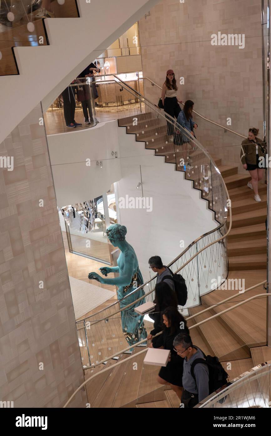 Der Tiffany & Co. Flagship-Juwelierladen in der Fifth Avenue eröffnete im April 2023 in New York City, USA, seinen neu gestalteten Bereich neu Stockfoto