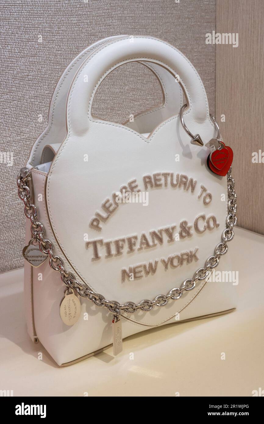 Der Tiffany & Co. Flagship-Juwelierladen in der Fifth Avenue eröffnete im April 2023 in New York City, USA, seinen neu gestalteten Bereich neu Stockfoto