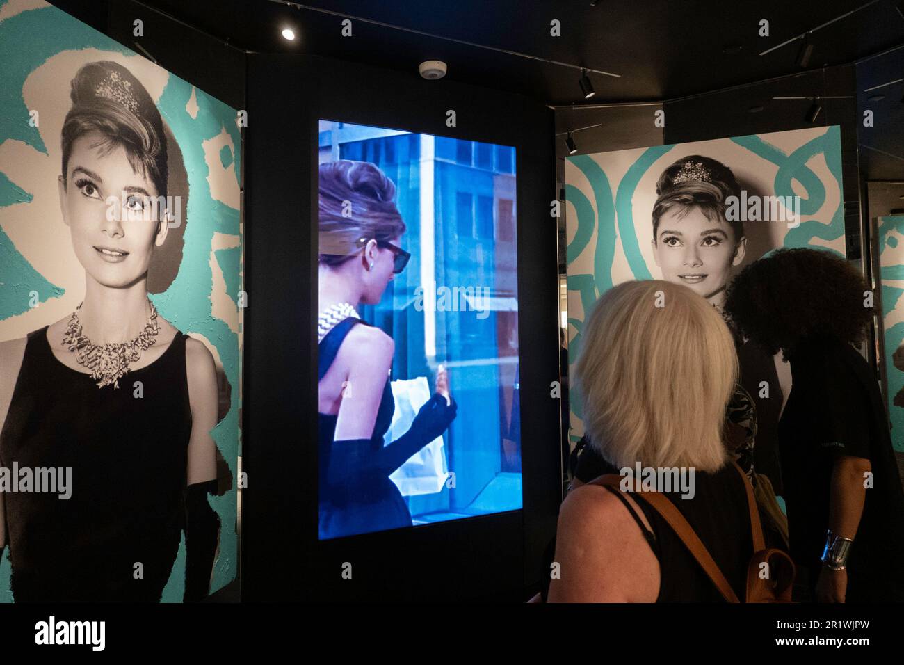 Der Tiffany & Co. Flagship-Juwelierladen in der Fifth Avenue eröffnete im April 2023 in New York City, USA, seinen neu gestalteten Bereich neu Stockfoto