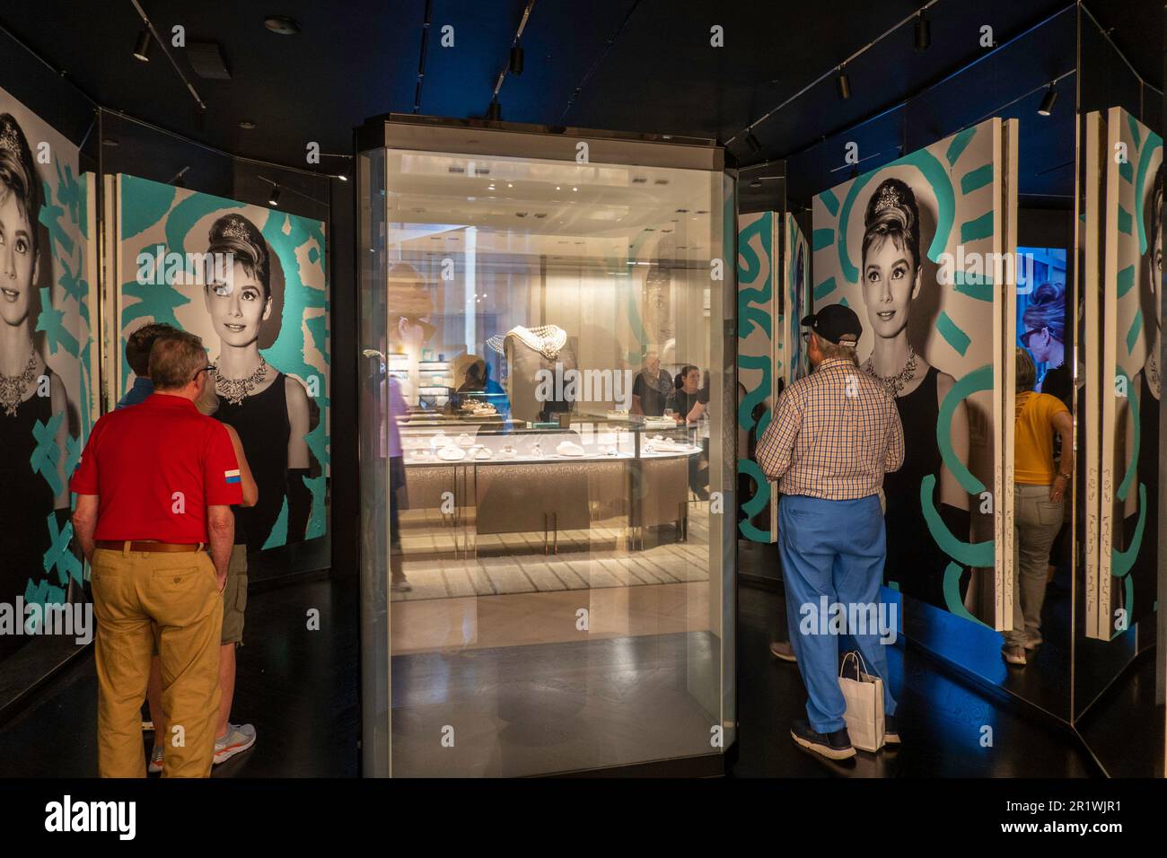 Der Tiffany & Co. Flagship-Juwelierladen in der Fifth Avenue eröffnete im April 2023 in New York City, USA, seinen neu gestalteten Bereich neu Stockfoto