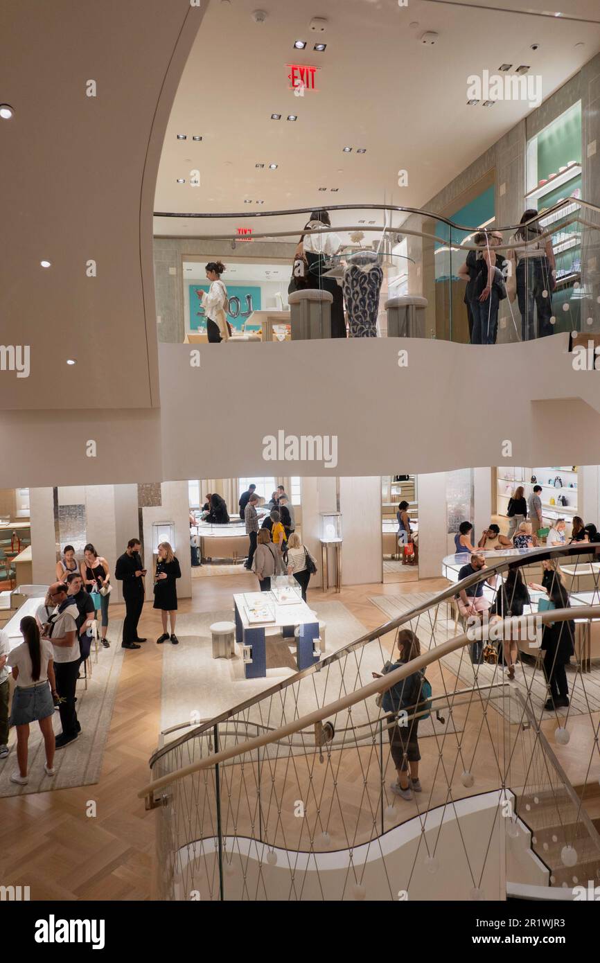 Der Tiffany & Co. Flagship-Juwelierladen in der Fifth Avenue eröffnete im April 2023 in New York City, USA, seinen neu gestalteten Bereich neu Stockfoto