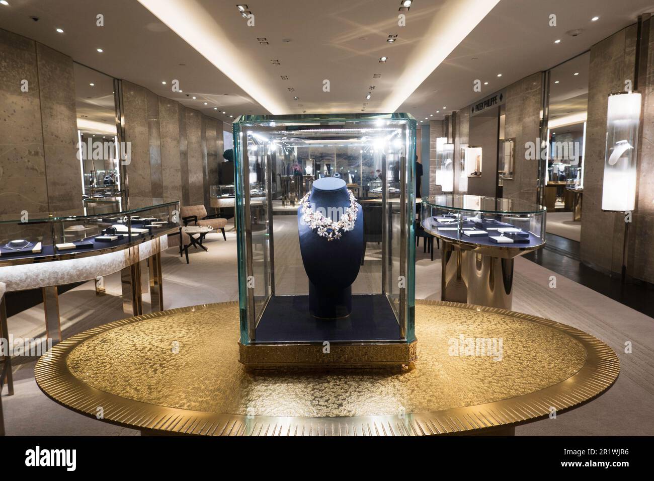 Der Tiffany & Co. Flagship-Juwelierladen in der Fifth Avenue eröffnete im April 2023 in New York City, USA, seinen neu gestalteten Bereich neu Stockfoto