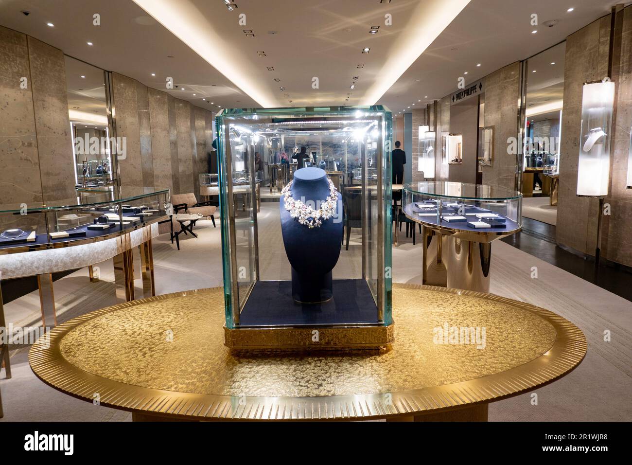 Der Tiffany & Co. Flagship-Juwelierladen in der Fifth Avenue eröffnete im April 2023 in New York City, USA, seinen neu gestalteten Bereich neu Stockfoto