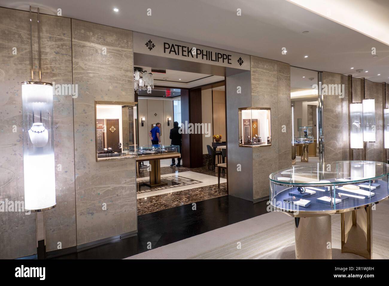 Der Tiffany & Co. Flagship-Juwelierladen in der Fifth Avenue eröffnete im April 2023 in New York City, USA, seinen neu gestalteten Bereich neu Stockfoto