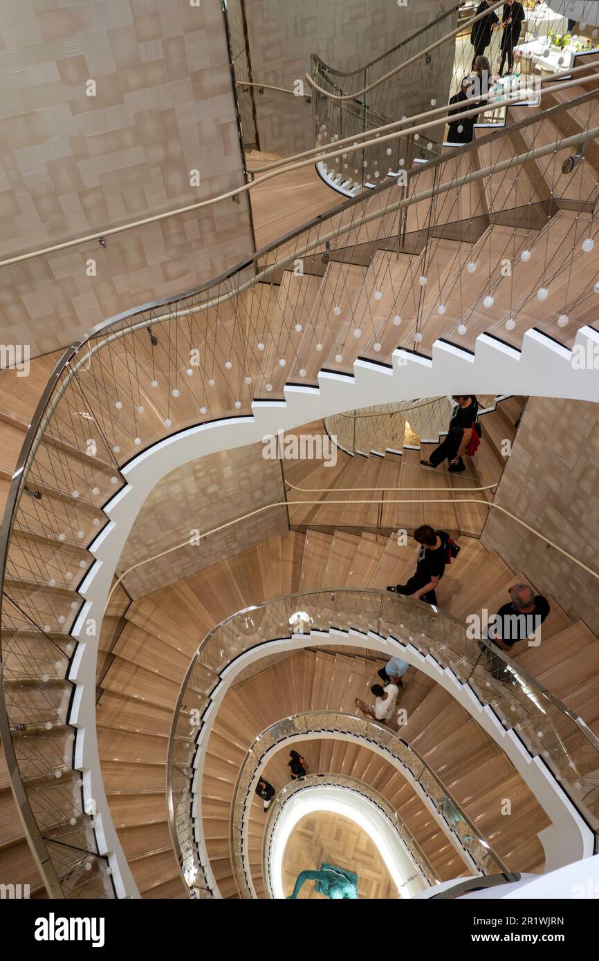 Der Tiffany & Co. Flagship-Juwelierladen in der Fifth Avenue eröffnete im April 2023 in New York City, USA, seinen neu gestalteten Bereich neu Stockfoto