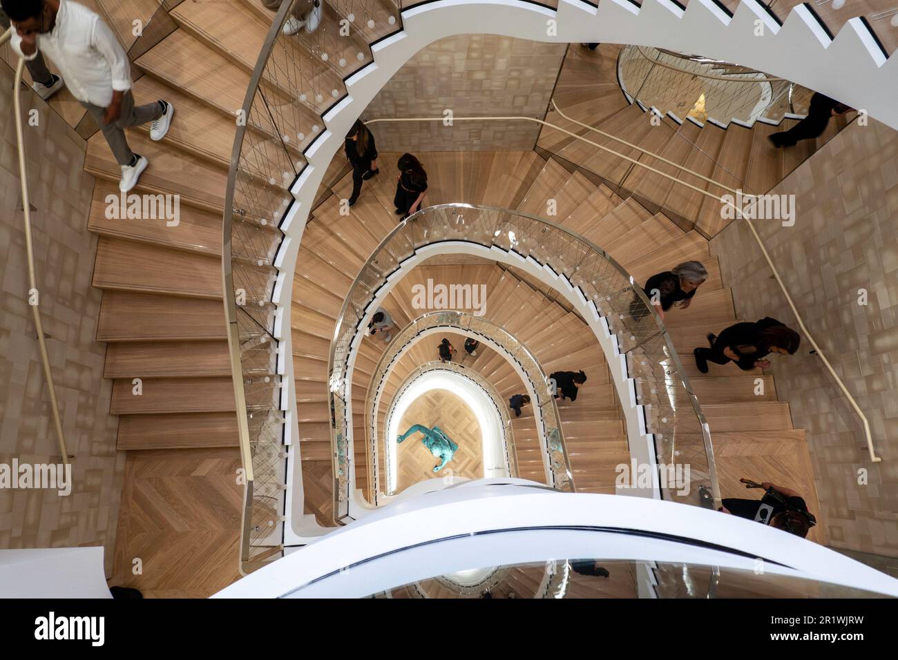 Der Tiffany & Co. Flagship-Juwelierladen in der Fifth Avenue eröffnete im April 2023 in New York City, USA, seinen neu gestalteten Bereich neu Stockfoto