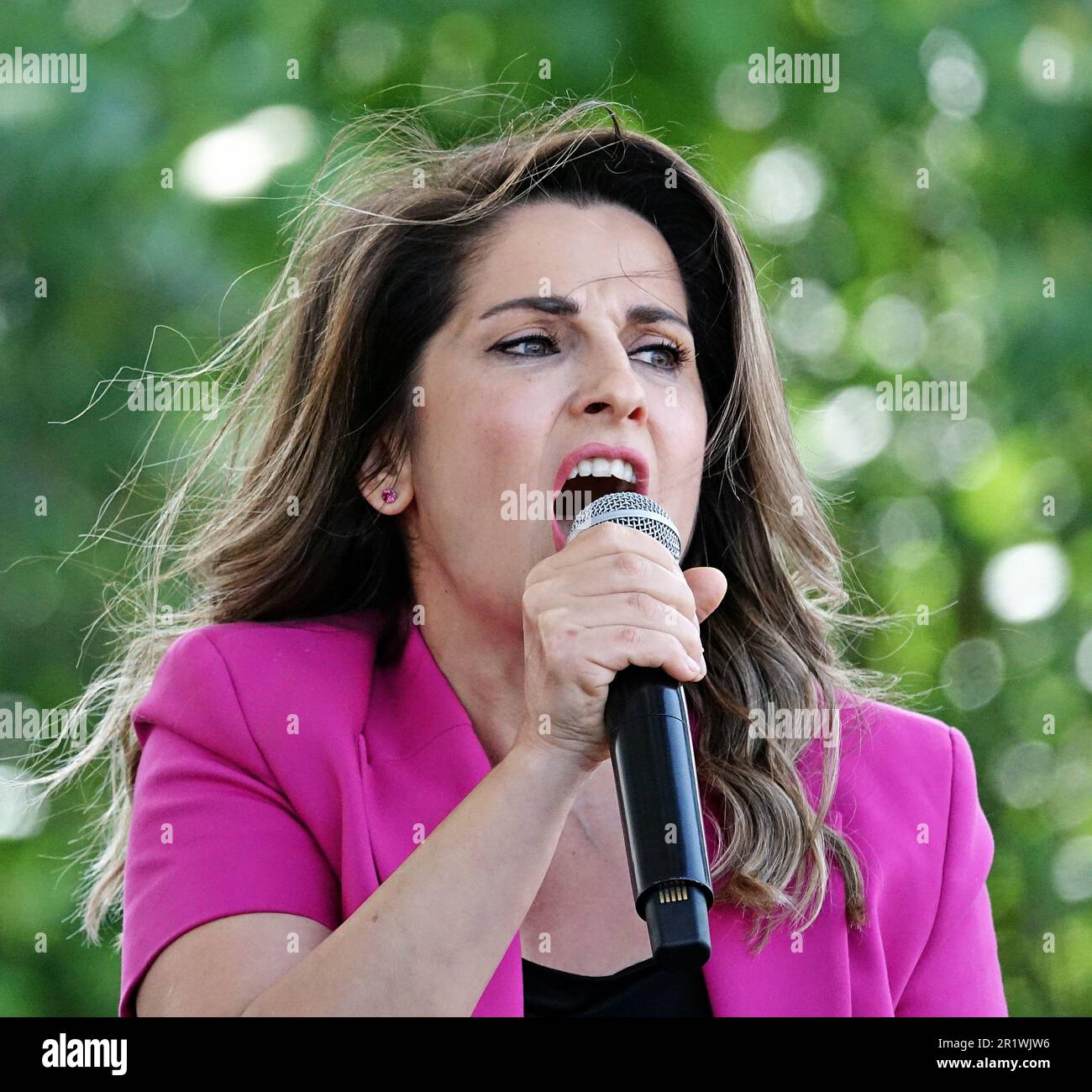 Diyarbakir, Türkei. 13. Mai 2023. Basak Demirtas spricht bei der Rallye Diyarbakir der Grünen-Linken-Partei. Basak Demirtas, die Ehefrau von Selahattin Demirtas, dem ehemaligen Ko-Führer der Demokratischen Volkspartei (HDP), der seit 7 Jahren in der Türkei im Gefängnis sitzt, hielt ebenfalls eine Rede, indem er an einer von der Partei der Grünen Linken (YSP) in Diyarbakir organisierten Kundgebung teilnahm. Kredit: SOPA Images Limited/Alamy Live News Stockfoto