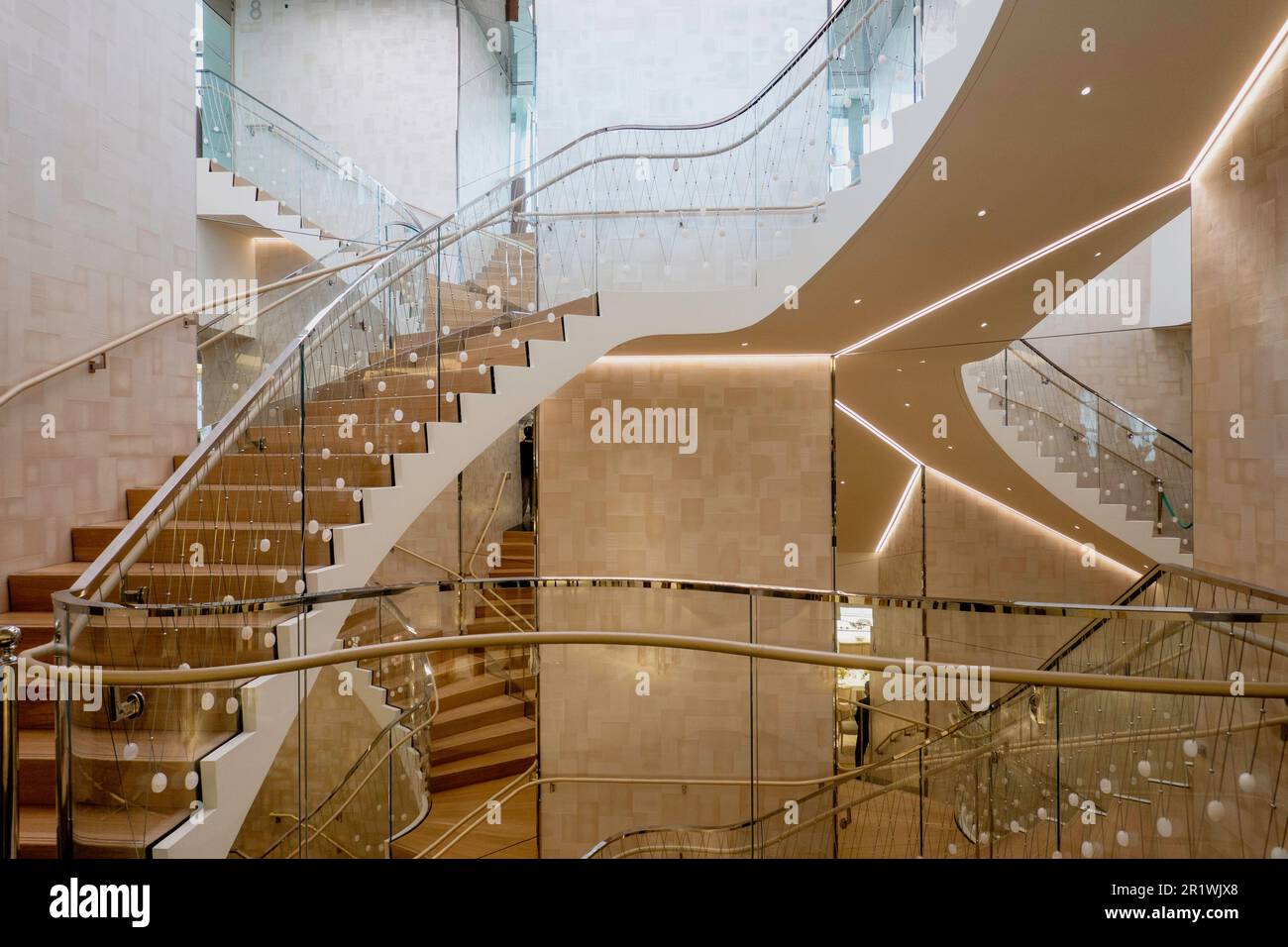 Der Tiffany & Co. Flagship-Juwelierladen in der Fifth Avenue eröffnete im April 2023 in New York City, USA, seinen neu gestalteten Bereich neu Stockfoto