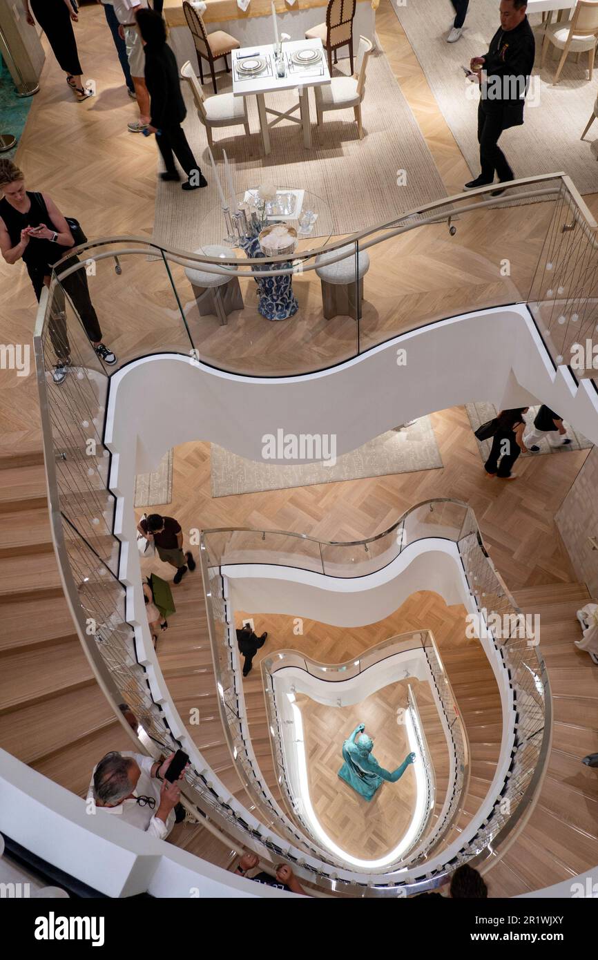 Der Tiffany & Co. Flagship-Juwelierladen in der Fifth Avenue eröffnete im April 2023 in New York City, USA, seinen neu gestalteten Bereich neu Stockfoto