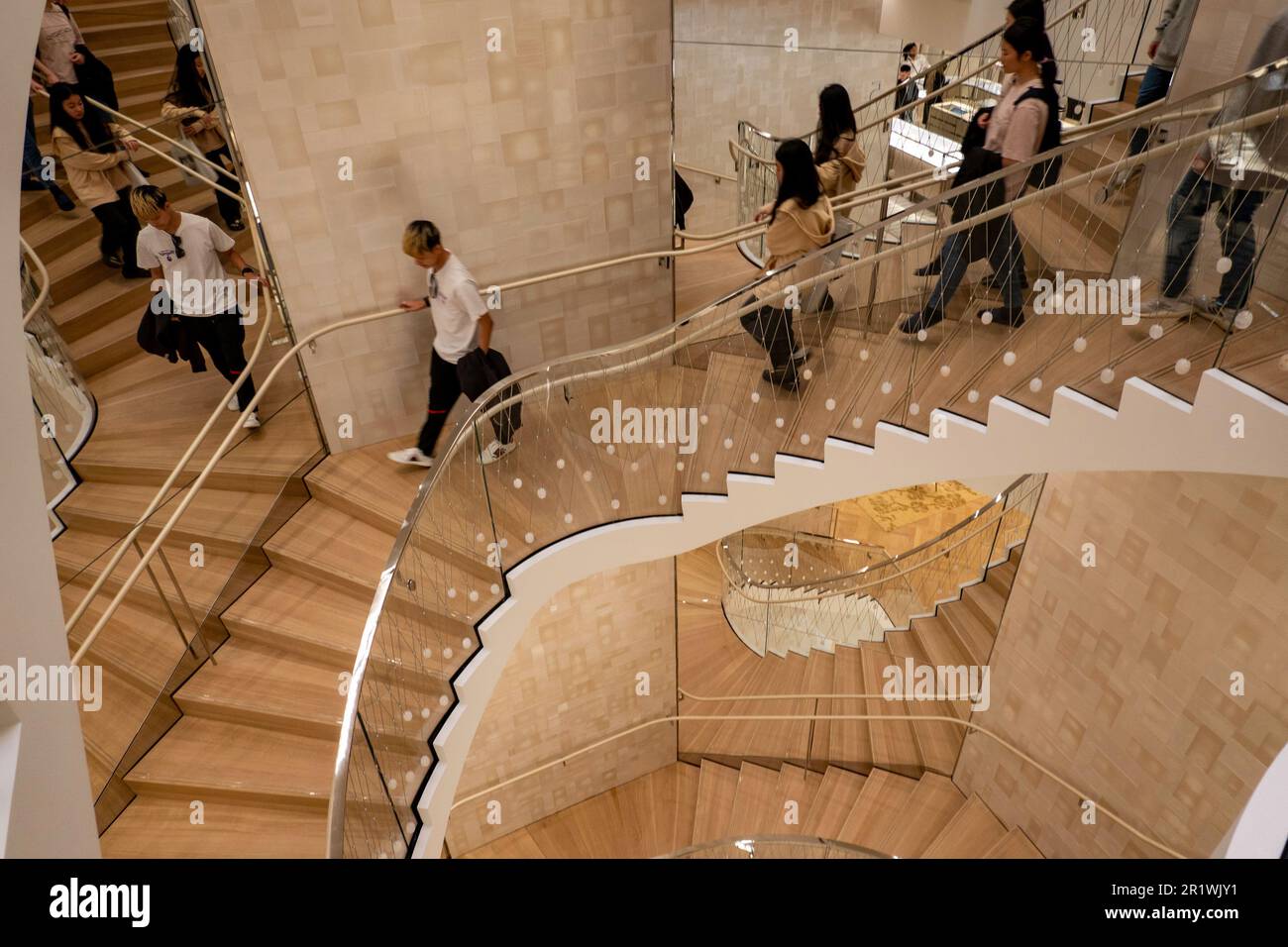 Der Tiffany & Co. Flagship-Juwelierladen in der Fifth Avenue eröffnete im April 2023 in New York City, USA, seinen neu gestalteten Bereich neu Stockfoto
