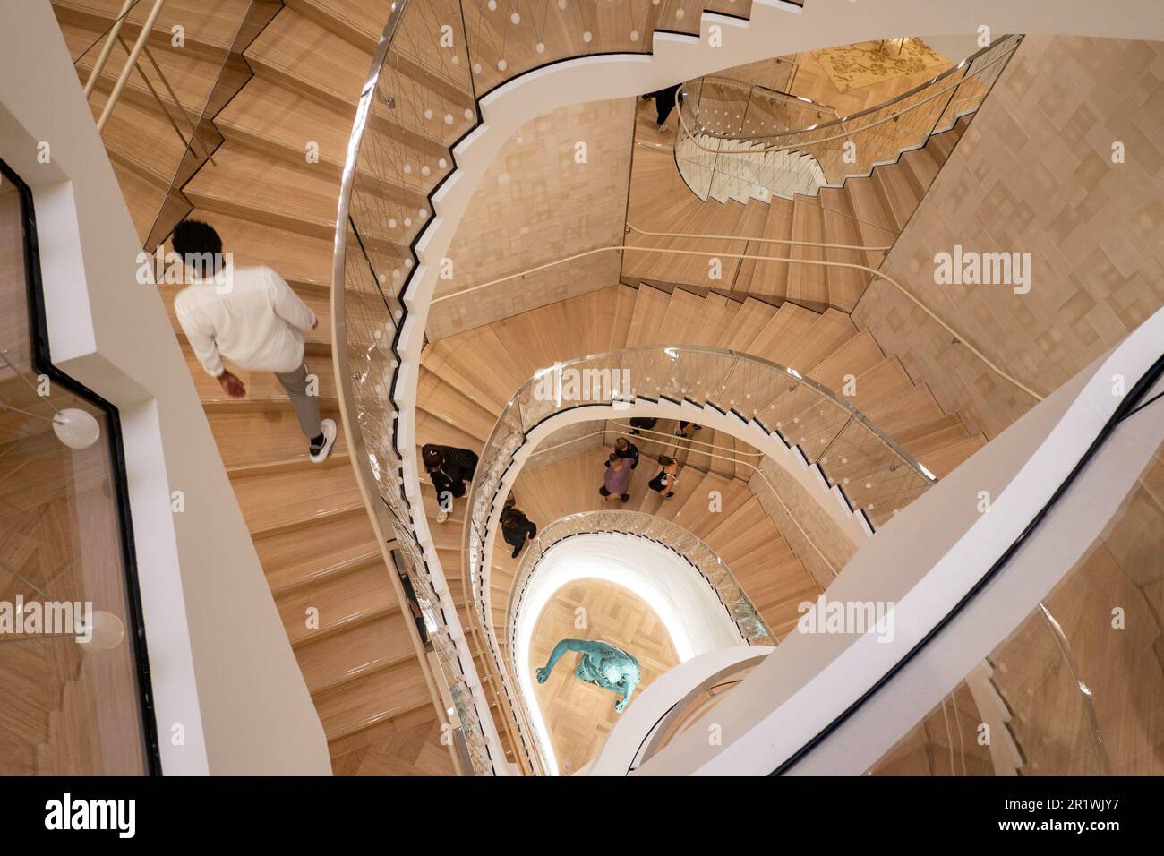 Der Tiffany & Co. Flagship-Juwelierladen in der Fifth Avenue eröffnete im April 2023 in New York City, USA, seinen neu gestalteten Bereich neu Stockfoto