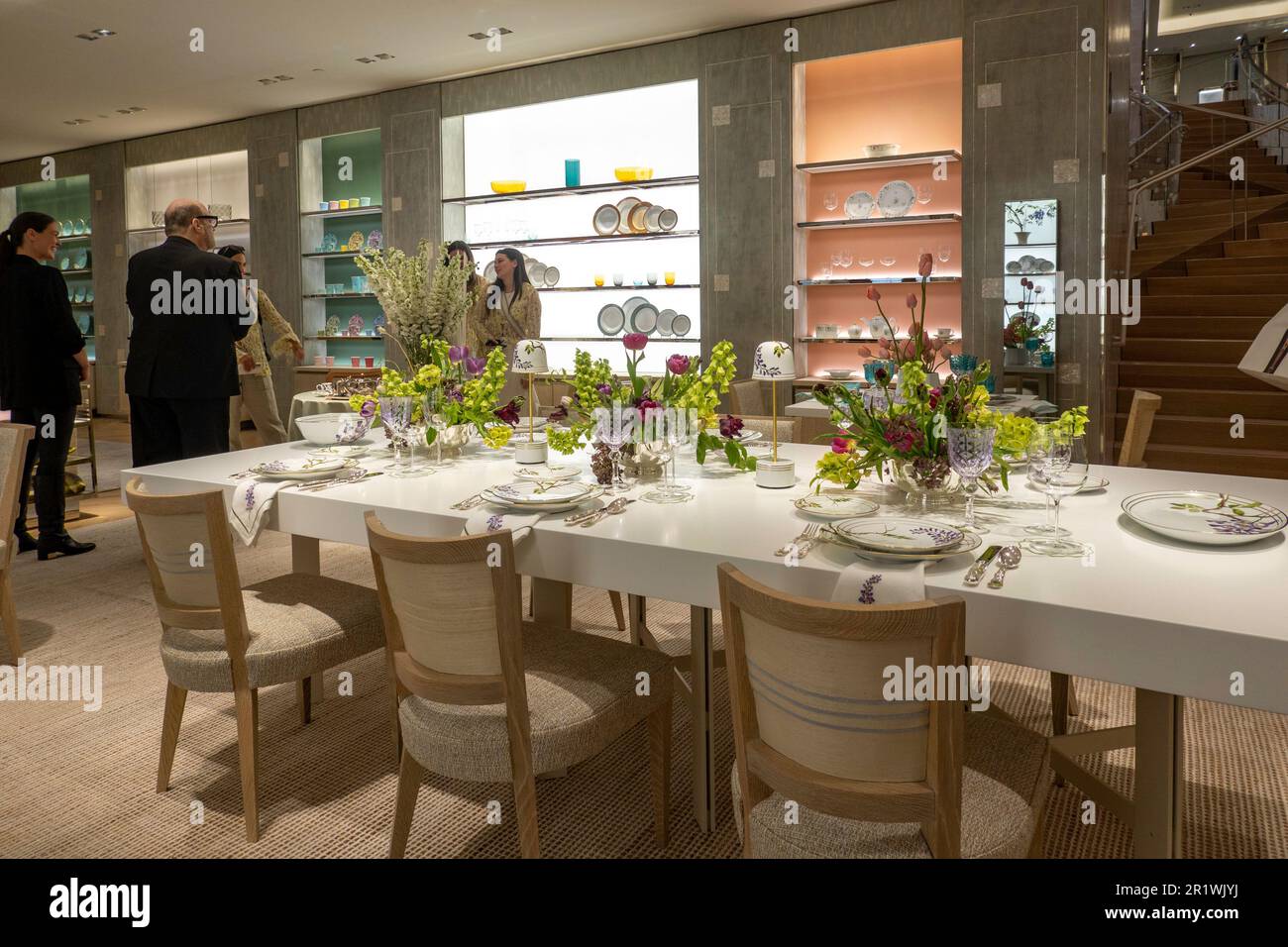 Der Tiffany & Co. Flagship-Juwelierladen in der Fifth Avenue eröffnete im April 2023 in New York City, USA, seinen neu gestalteten Bereich neu Stockfoto