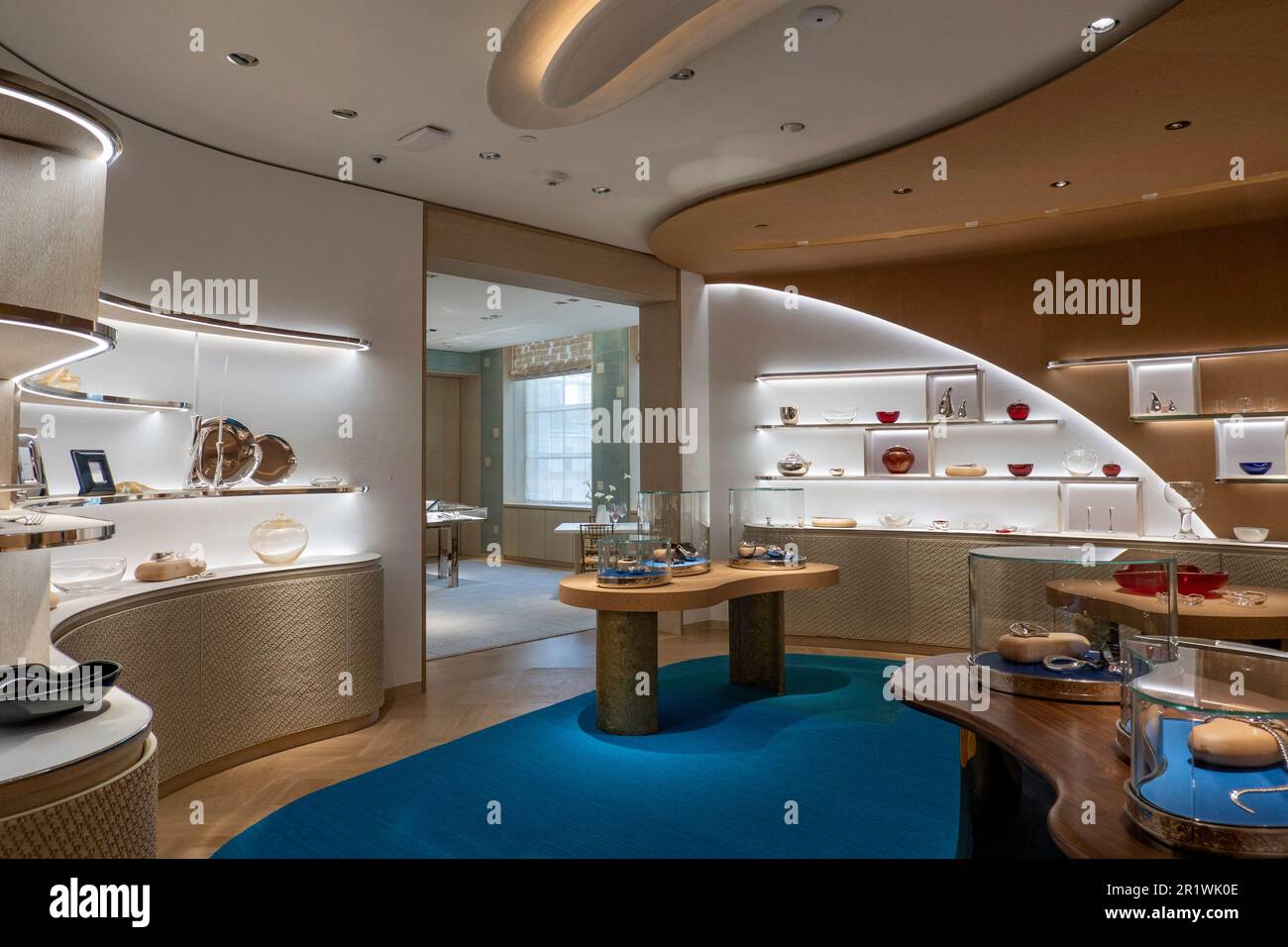 Der Tiffany & Co. Flagship-Juwelierladen in der Fifth Avenue eröffnete im April 2023 in New York City, USA, seinen neu gestalteten Bereich neu Stockfoto